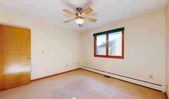 40 Phenix Ridge Dr, Cranston, RI 02921