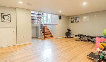 942 N MCKINLEY Rd, Arlington, VA 22205