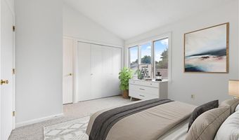 71 Sea Breeze Ln 71, Bristol, RI 02809