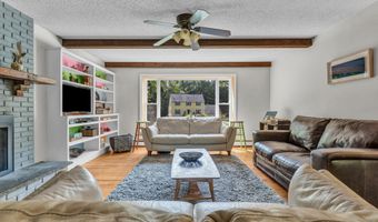 8 Sassafras Ln, Clinton, CT 06413