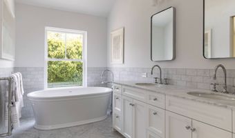 36 Hand Ln, Amagansett, NY 11930