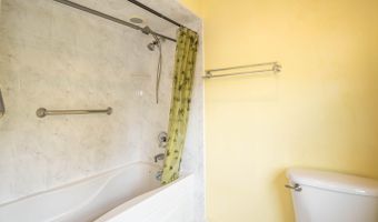 153 12th St, Belford, NJ 07718
