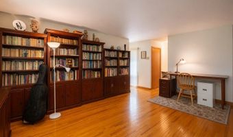 4 High Mountain Trl, Bayonne, NJ 07035