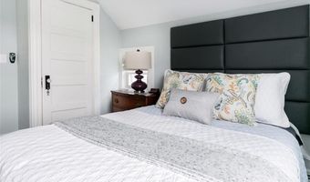 16 Carroll Ave, Newport, RI 02840