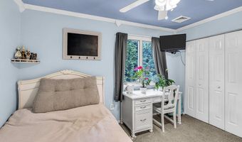 156 Magnolia Ln, Middletown, NJ 07748
