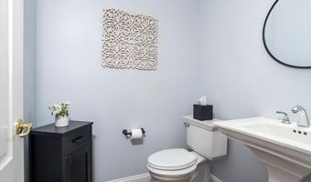 6 Sleepy Hollow Ct, Allentown, NJ 08501