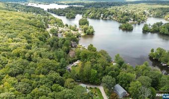 5 Fanwood Ct, West Milford, NJ 07421