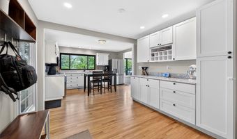 404 Oakmont Cir, Ballwin, MO 63011