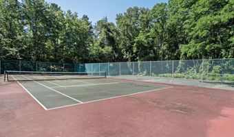 137 Point Of Woods Dr, Albany, NY 12203
