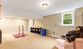 76 Woods Ln, Cranston, RI 02921
