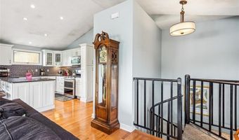 93 Church St, Barrington, RI 02806