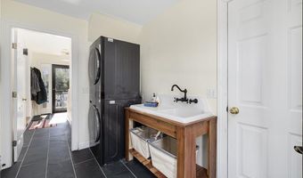 40 Charlotte Ave, North Kingstown, RI 02874