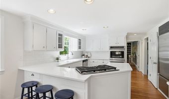 24 Wildflower Rd, Barrington, RI 02806