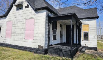 135 E Locust St, Aurora, MO 65605