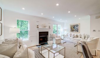 8 CARRIAGE HOUSE Cir, Alexandria, VA 22304