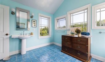 365 Boston Neck Rd, Narragansett, RI 02882
