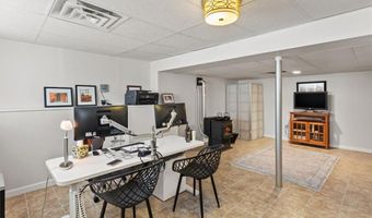8 Mckay Ct, Warwick, RI 02889