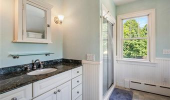 201 Paradise Ave, Middletown, RI 02842