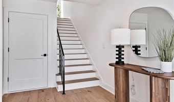 204 NW 9th St, Bentonville, AR 72712