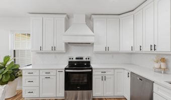 309 W Locust St, Aurora, MO 65605