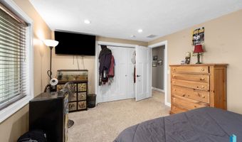 1409 W Creekside Dr, Brandon, SD 57005