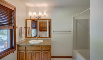21 E Newhaven Cir, Madison, WI 53717