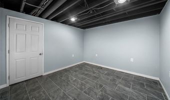 236 Hillcrest Blvd, Ballwin, MO 63021