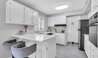15 Inglewood Ln, Aberdeen, NJ 07747