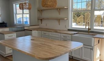 19 Traymore St, Charlestown, RI 02813