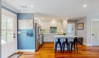 5 Hampden St, Barrington, RI 02806