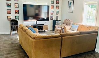 215 Metacom Ave, Bristol, RI 02809