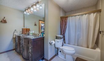 709 Oakhurst Dr, Amherst, OH 44001