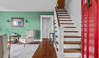 129 Bliss Mine Rd, Newport, RI 02840