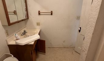 208 S White Oaks Ave, Capitan, NM 88316