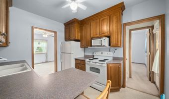412 S 1st Ave, Brandon, SD 57005