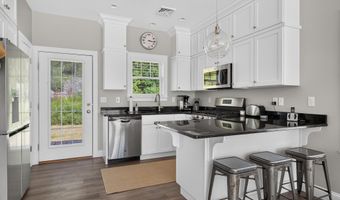 2 Kings Pine Ln, Arundel, ME 04046