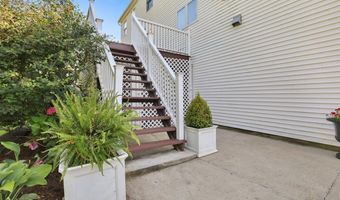 1 E Gate Rd, Danbury, CT 06811