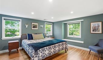 24 Wildflower Rd, Barrington, RI 02806