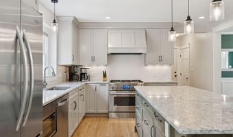 4 Victoria Ln, Falmouth, ME 04105