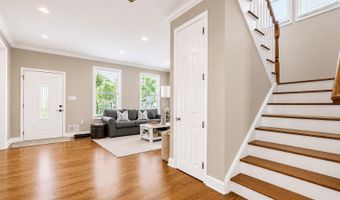 71 Compton St, Belford, NJ 07718