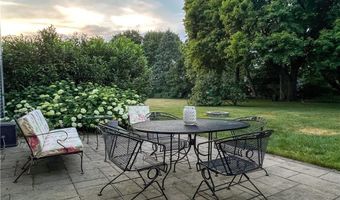9 South Dr, Middletown, RI 02842