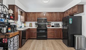 137 Point Of Woods Dr, Albany, NY 12203