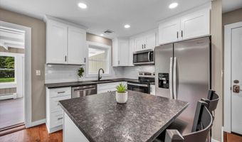 2 Riverview Pl, Cromwell, CT 06416