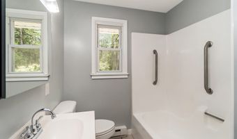 18 Holiday Dr, Albrightsville, PA 18210