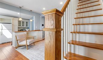 15 Shore Dr, Barrington, RI 02806
