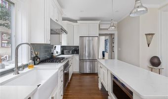 26 Narragansett Ave, Newport, RI 02840