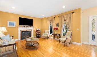 10 Honey Lou Ct, Cranston, RI 02921