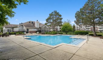 41 Kensington Cir 201, Wheaton, IL 60189