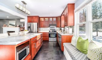 8 Marilyn Rd, Brookfield, CT 06804