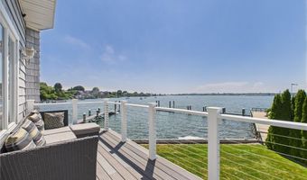 72 Marine Dr, Narragansett, RI 02882